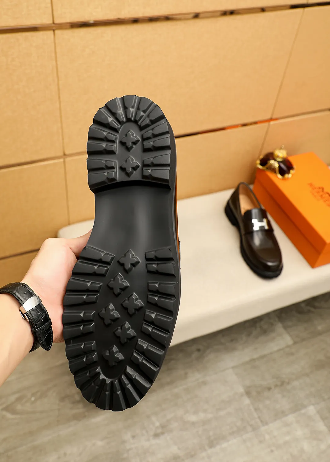 Men's shoes 💰460 💐 Product trademark: HERMES "Hermès" casual leather shoes Regular size: 38-44 (45.46🉑️customized) Product materials: Selected imported first-layer open-edge beaded cowhide leather upper + luxury hardware buckle, imported water-dyed 🐂 cowhide lining. Strong three-dimensional visual effect, original outsole Color: 4⃣️colors available